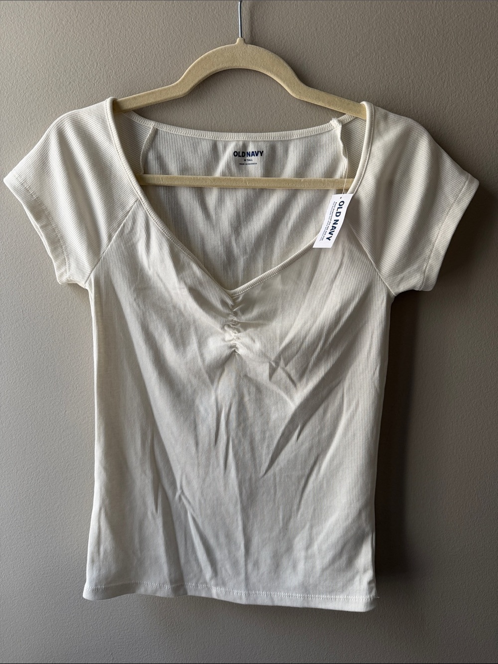 Old Navy Cream Short Sleeve V-Neck Tee with Ruched Bust